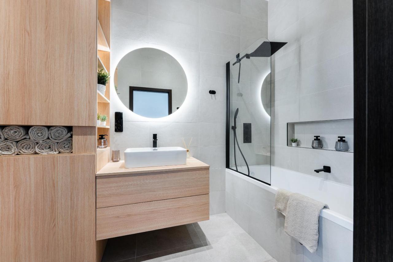 Spacious Near Center Apartament Praga