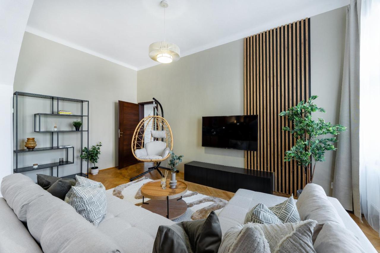 Spacious Near Center Apartament Praga
